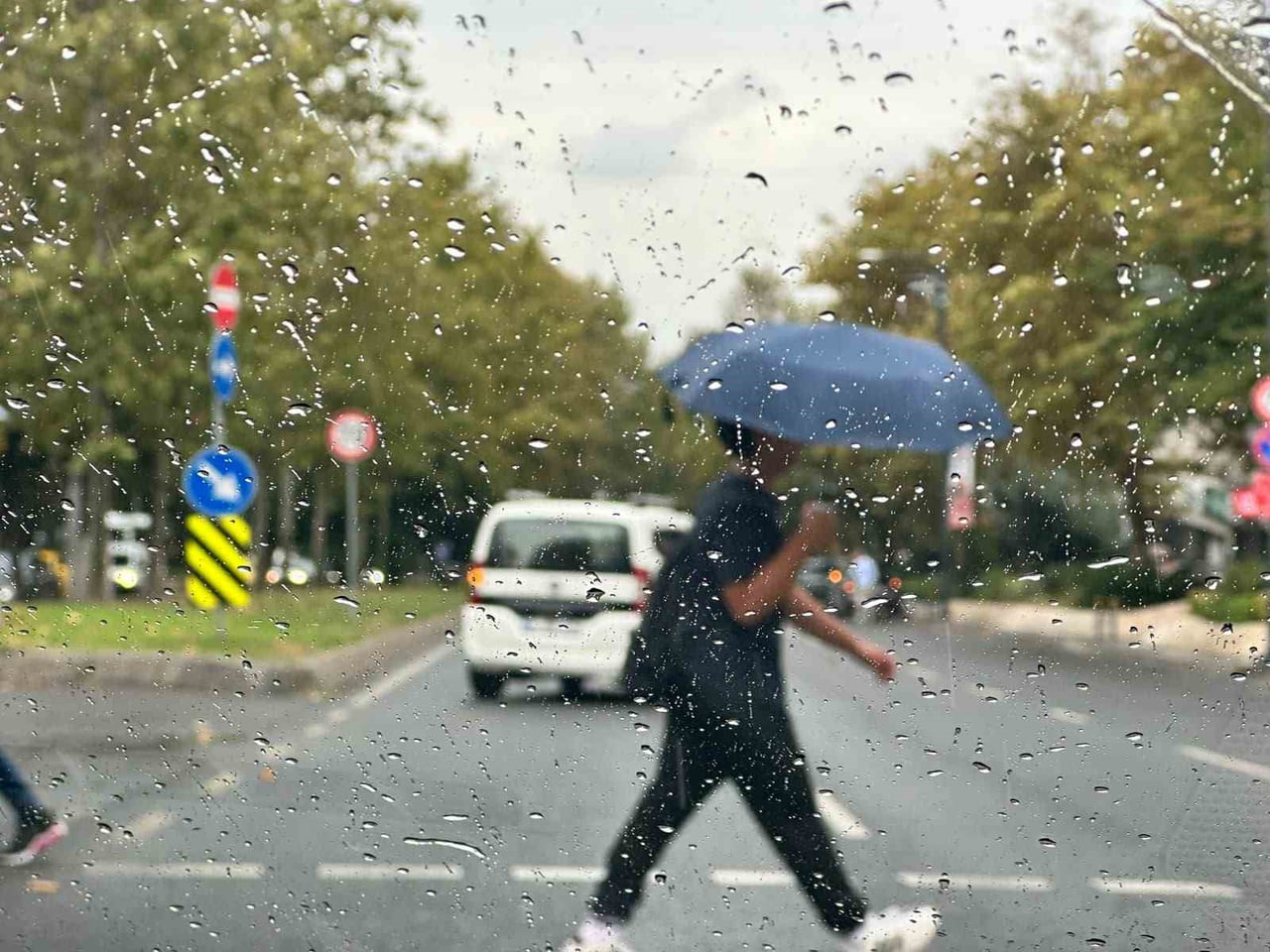 METEOROLOJİ YETKİLERİNİN YAPTIĞI UYARILARIN ARDINDAN İSTANBUL'DA BEKLENEN YAĞMUR ETKİLİ OLMAYA...
