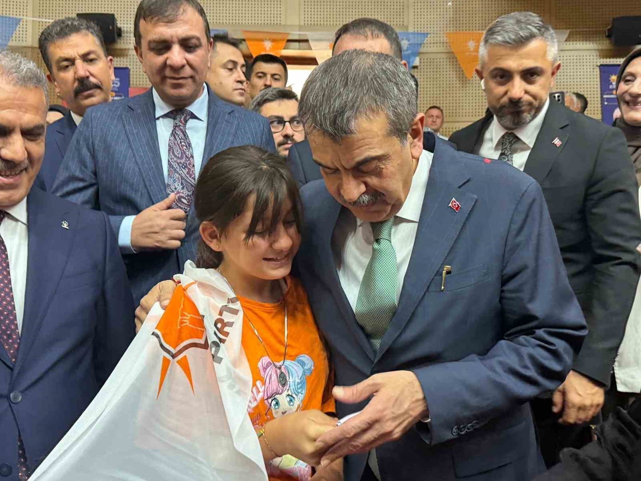 MİLLİ EĞİTİM BAKANI YUSUF TEKİN ÇOCUKLARLA YAKINDAN İLGİLENDİ