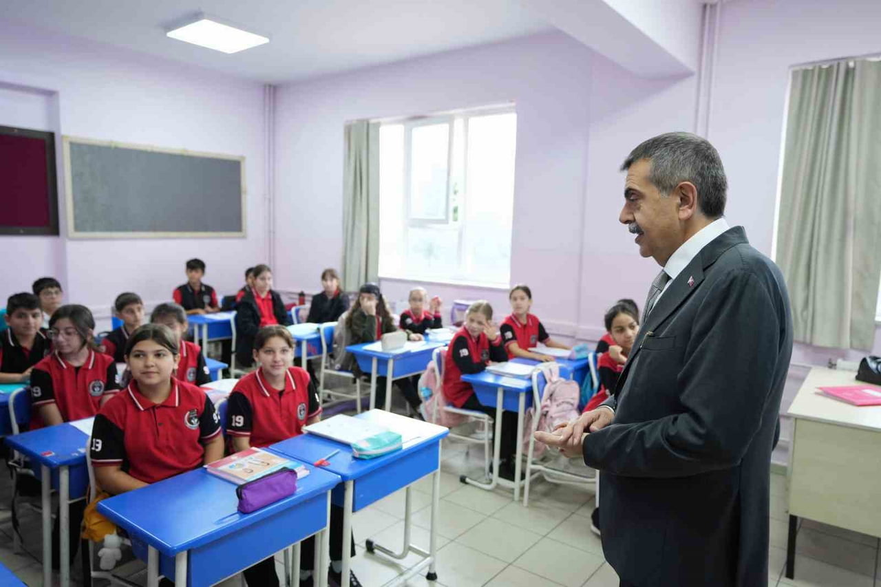 MİLLÎ EĞİTİM BAKANI YUSUF TEKİN, YALOVA ABDÜLHAMİD HAN ORTAOKULUNU ZİYARET EDEREK ÖĞRENCİLERLE BİR...