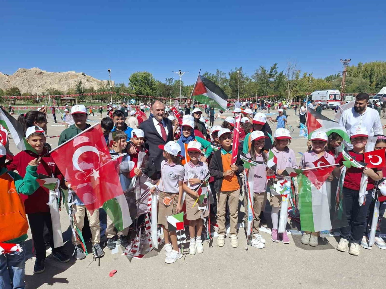 MİLLİ EĞİTİM BAKANLIĞI TEMEL EĞİTİM GENEL MÜDÜRLÜĞÜ ÖNCÜLÜĞÜNDE YÜRÜTÜLEN "UÇURTMALAR ÖZGÜRLÜĞE...