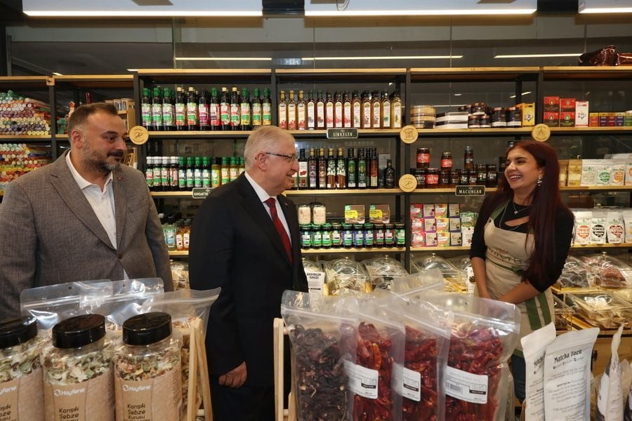 MİLLİ SAVUNMA BAKANI YAŞAR GÜLER, İSTANBUL’UN MALTEPE İLÇESİNDE ESNAF ZİYARET ETTİ.