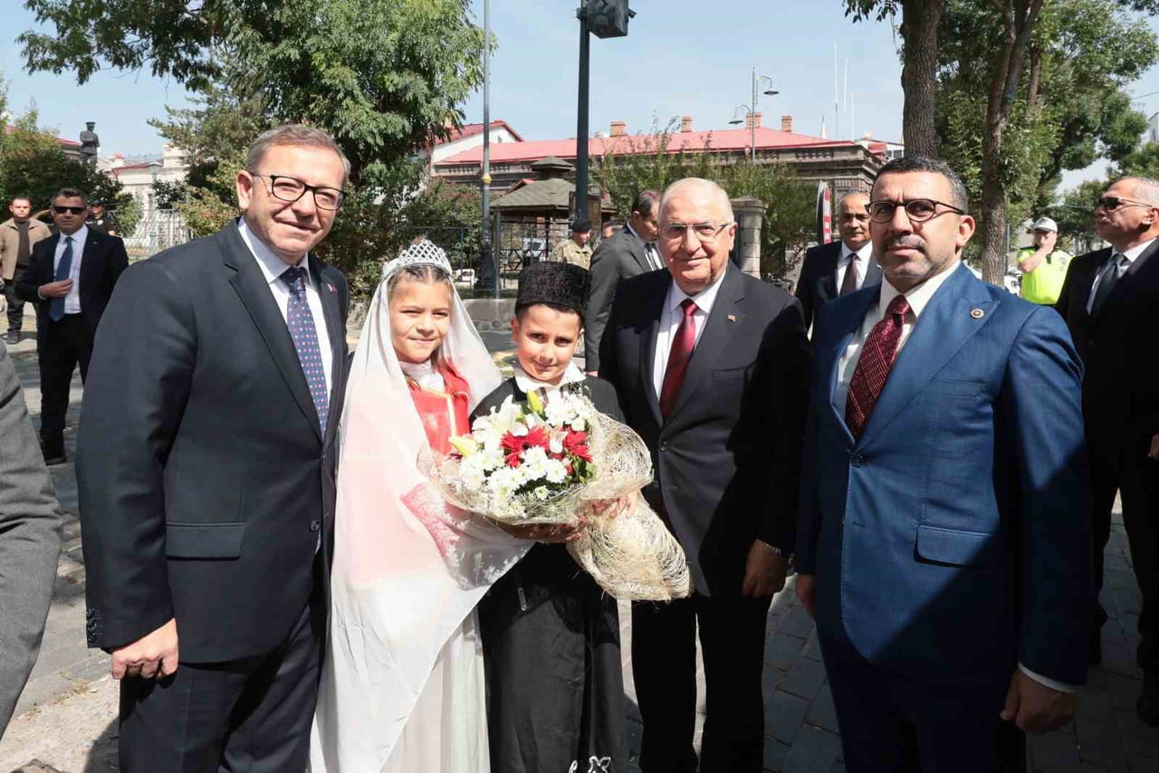 MİLLİ SAVUNMA BAKANI YAŞAR GÜLER, KARS ZİYARETİ KAPSAMINDA KARS VALİLİĞİNİ VE BELEDİYESİNİ ZİYARET...