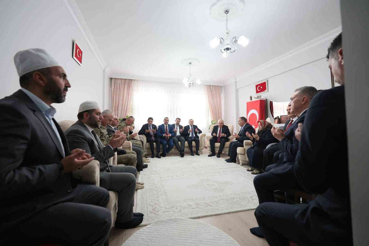 MİLLİ SAVUNMA BAKANI YAŞAR GÜLER, ŞEHİT JANDARMA ER EMİN POLAT’IN KARS’TAKİ BABA OCAĞINI ZİYARET...