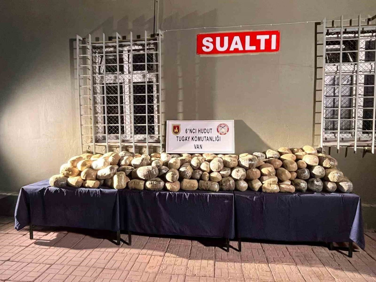 MİLLİ SAVUNMA BAKANLIĞI, VAN HUDUT HATTINDA GERÇEKLEŞTİRİLEN OPERASYONDA 412 BİN 741 GRAM...