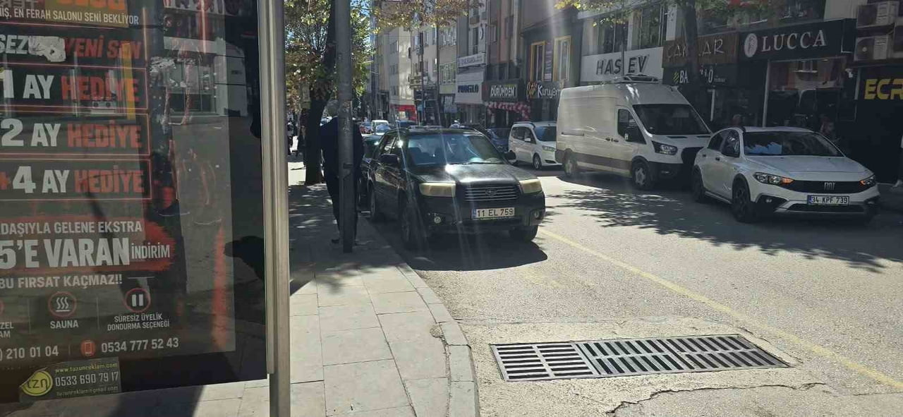 MİNİBÜS DURAĞINA PARK EDEN DUYARSIZ SÜRÜCÜ TEPKİLERE NEDEN OLDU
