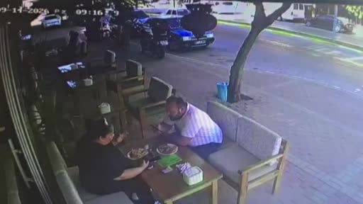Minibüs kontrolden çıkıp kafeye daldı, ölümden saniyelerle yaralı kurtuldu: O anlar kamerada