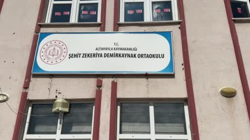Minik eller ve yöneticiler kolları sıvadı, okulda tadilat yapıldı