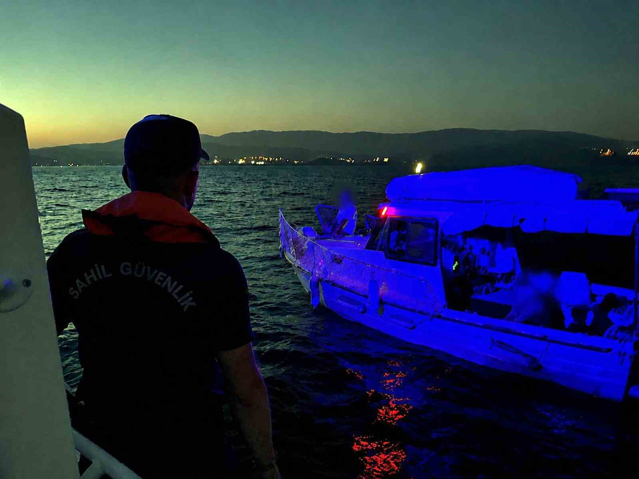 MOTOR ARIZASI YAPAN TEKNE VE İÇİNDEKİ İKİ KİŞİ KURTARILDI