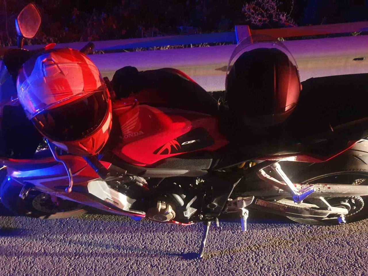 MOTOSİKLET BARİYERE ÇARPTI: 2 KİŞİ YARALANDI