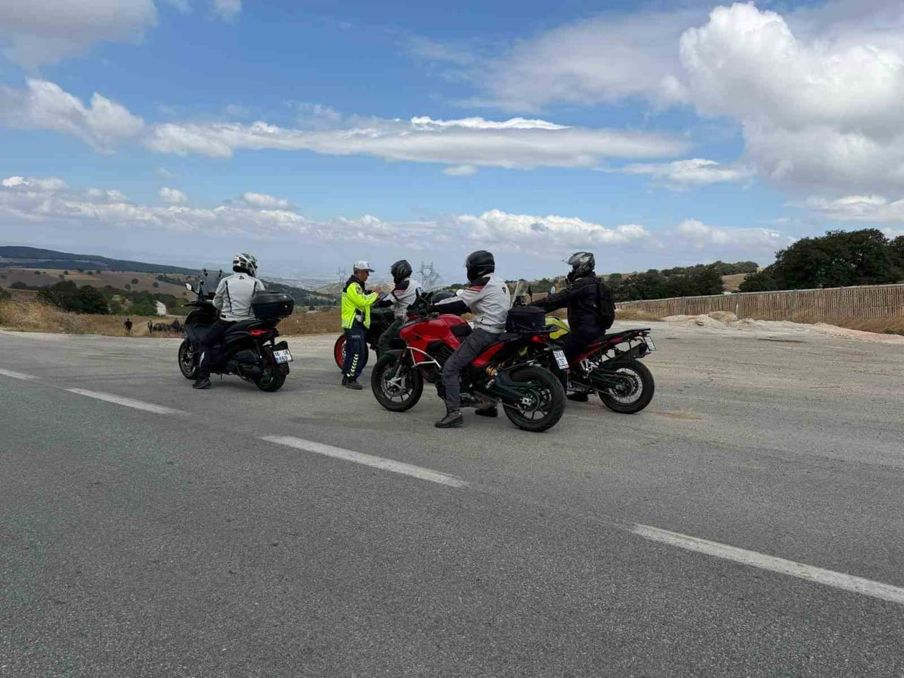 MOTOSİKLET SÜRÜCÜLERİNE 'REFLEKTİF YELEK GİY', 'GÖRÜNÜR OL' UYARISI