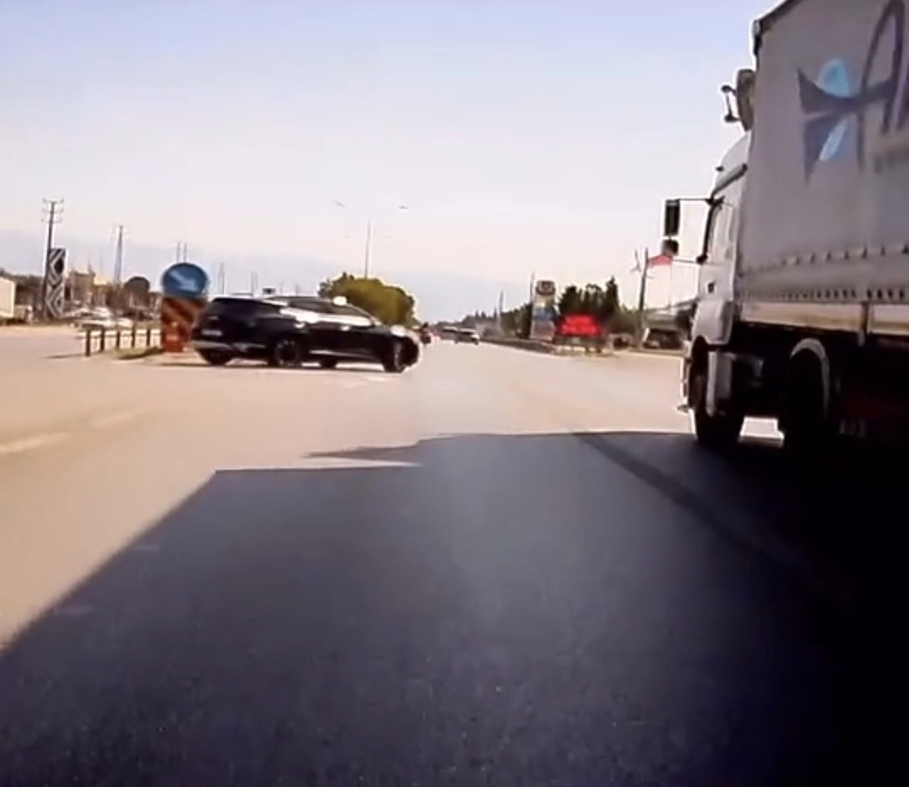 MOTOSİKLET SÜRÜCÜSÜNÜN BÜYÜK BİR TEHLİKE ATLATTIĞI KAZADA, YAŞANANLAR KASK KAMERASINA SANİYE...