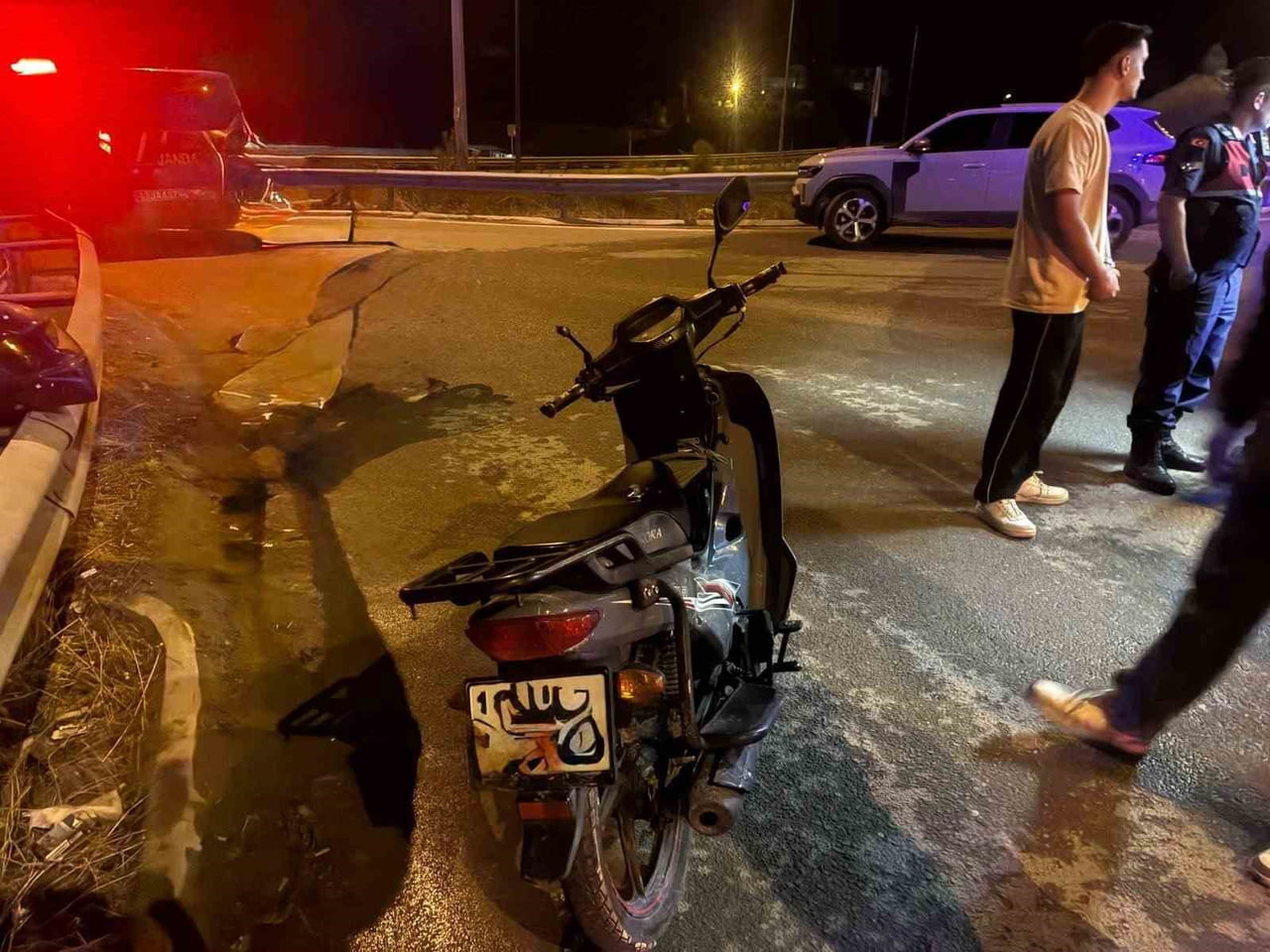 MOTOSİKLETLE OTOMOBİL ÇARPIŞTI, 1 YARALI