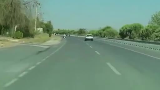 Motosikletli bir anda yola atladı, sürücünün refleksi sayesinde faciadan dönüldü