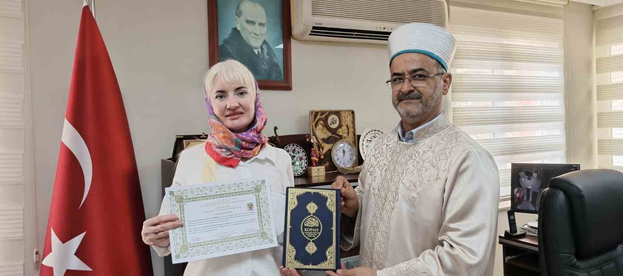 MÜFTÜ MEHMET SERİ DOĞRU, KSENIIA LITVINOVA'YA HEDİYELER TAKDİM ETTİ