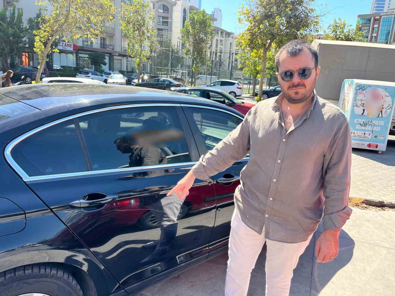 MUĞLA'NIN DATÇA İLÇESİNDE TATİL YAPAN İZMİRLİ AVUKAT UĞUR ÖZER'İN OTOMOBİLİ, KAMUYA AÇIK BİR...