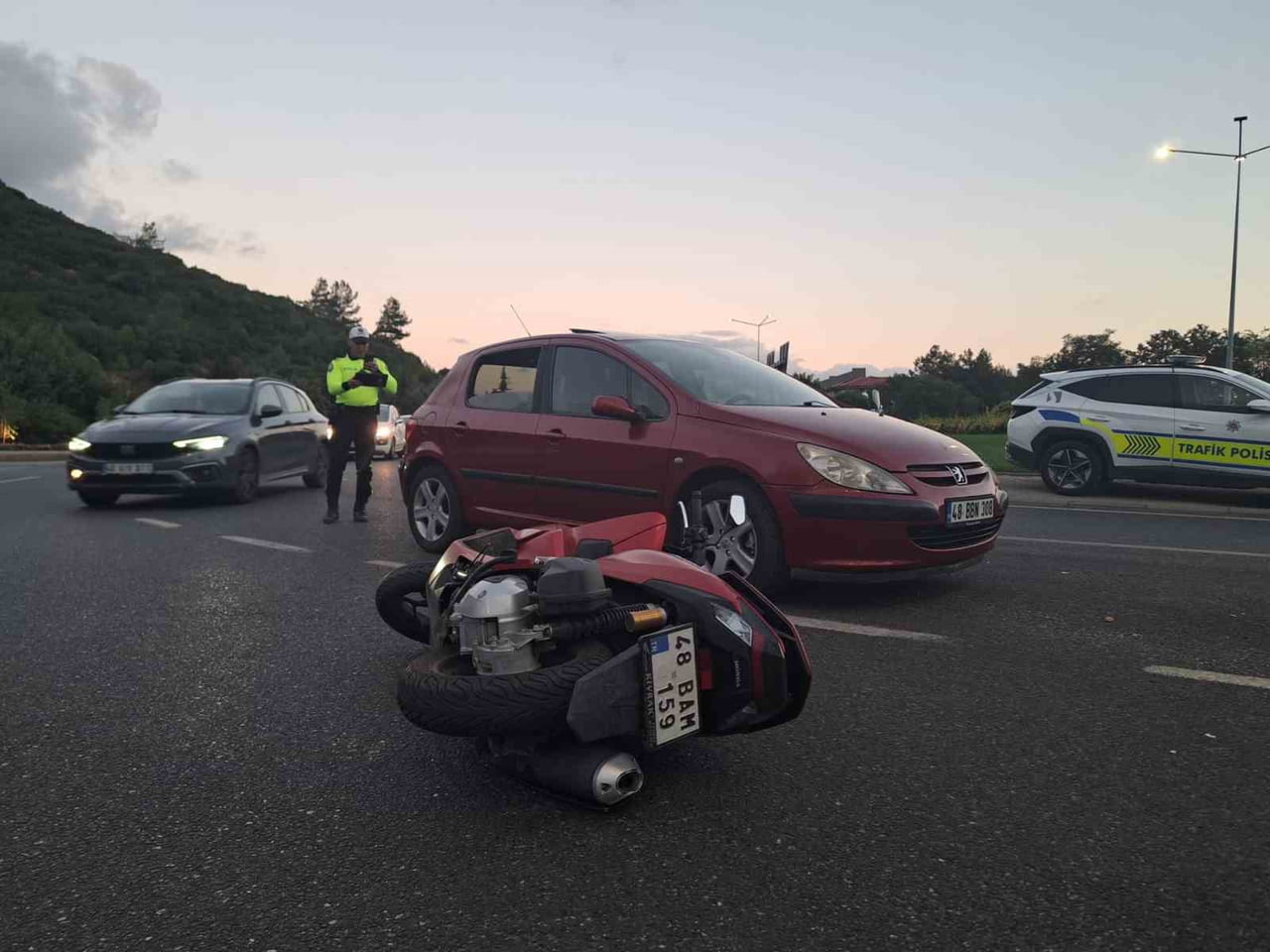 MUĞLA'NIN MENTEŞE İLÇESİNDE MOTOSİKLET İLE OTOMOBİLİN ÇARPIŞMASI SONUCU MEYDANA GELEN KAZADA 1...