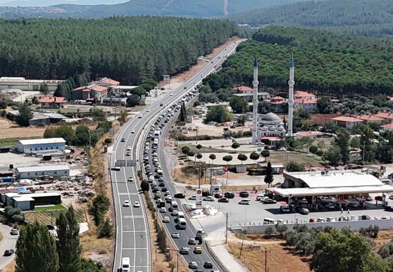 MUĞLA-ANTALYA KARAYOLU ULA KAVŞAĞINA YAKIN BÖLGEDE MEYDANA GELEN ZİNCİRLEME TRAFİK KAZASI SONRASI...