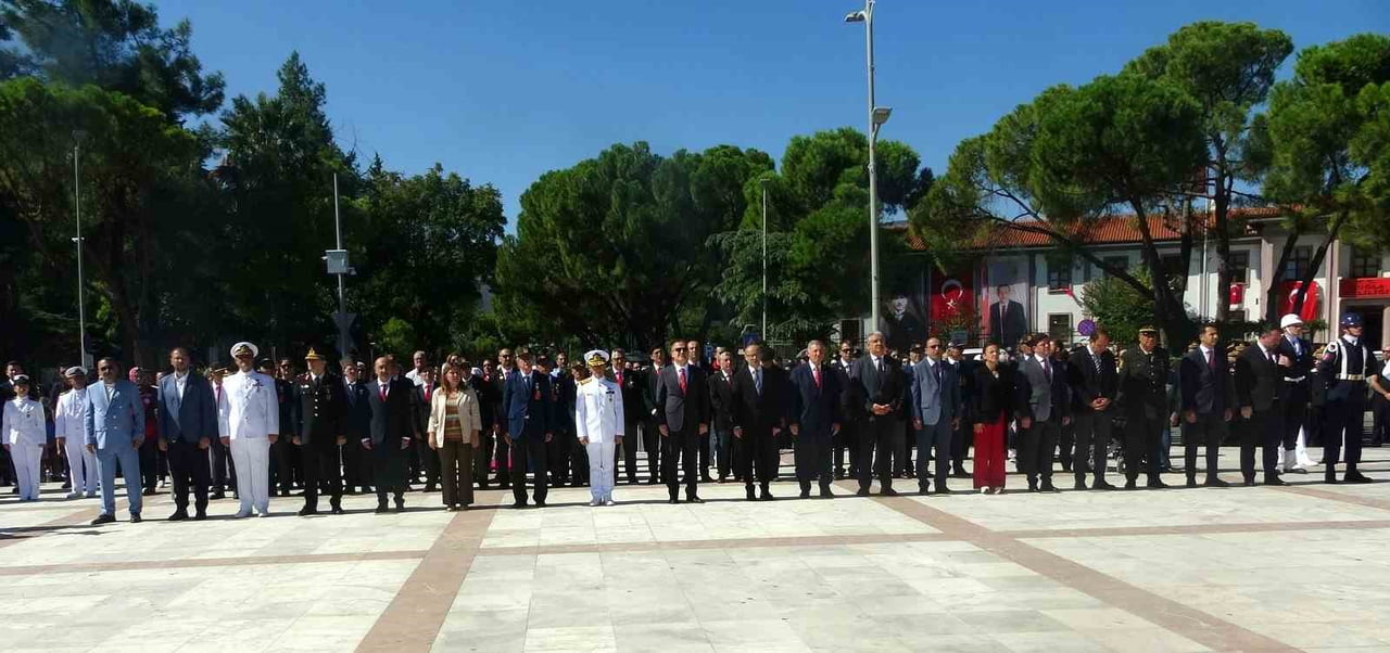 MUĞLA CUMHURİYET MEYDANI'NDA 19 EYLÜL GAZİLER GÜNÜ DOLAYISIYLA ÇELENK SUNMA TÖRENİ...