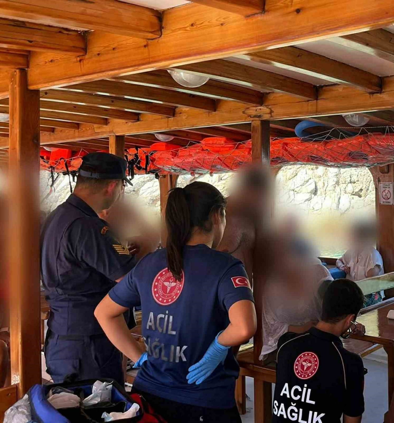 MUĞLA’NIN BODRUM İLÇESİ AÇIKLARINDA SEYREDEN GEZİ TEKNESİNDE RAHATSIZLANAN VATANDAŞ SAHİL GÜVENLİK...
