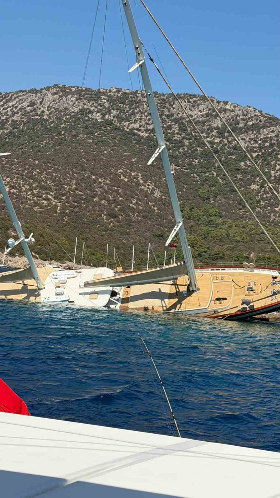 MUĞLA’NIN BODRUM İLÇESİNDE 36 METRE BOYUNDAKİ GULET, KAYALIKLARA VURUP YAN YATTI.