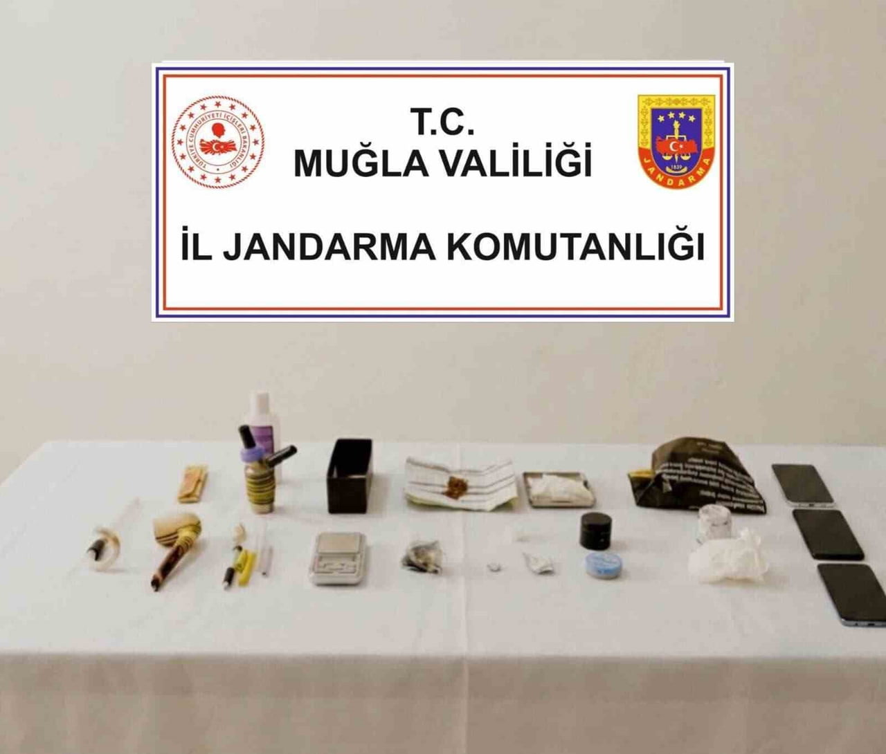 MUĞLA’NIN BODRUM İLÇESİNDE JANDARMA EKİPLERİNCE DÜZENLENEN UYUŞTURUCU OPERASYONUNDA GÖZALTINA...
