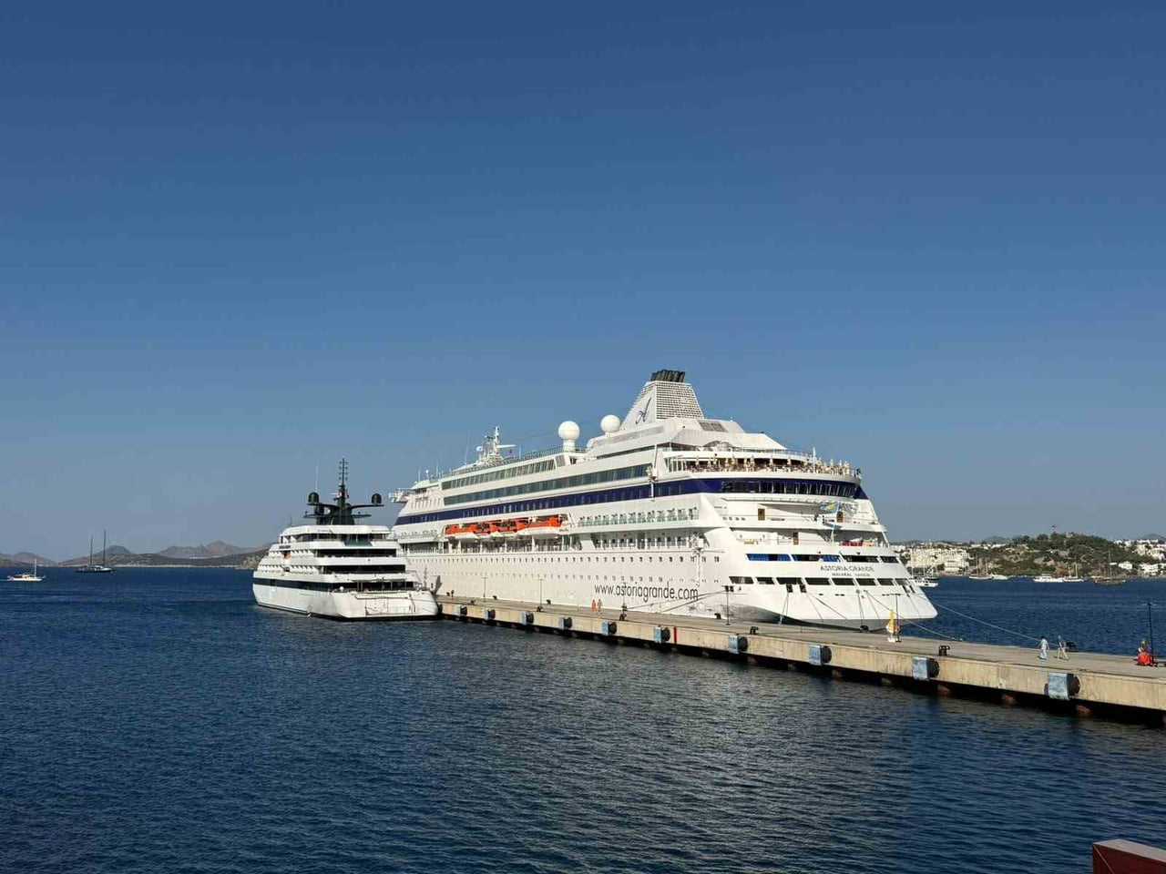 MUĞLA’NIN BODRUM İLÇESİNE DEMİRLEYEN İKİ KRUVAZİYER GEMİSİ TOPLAM 836 YOLCU GETİRDİ.