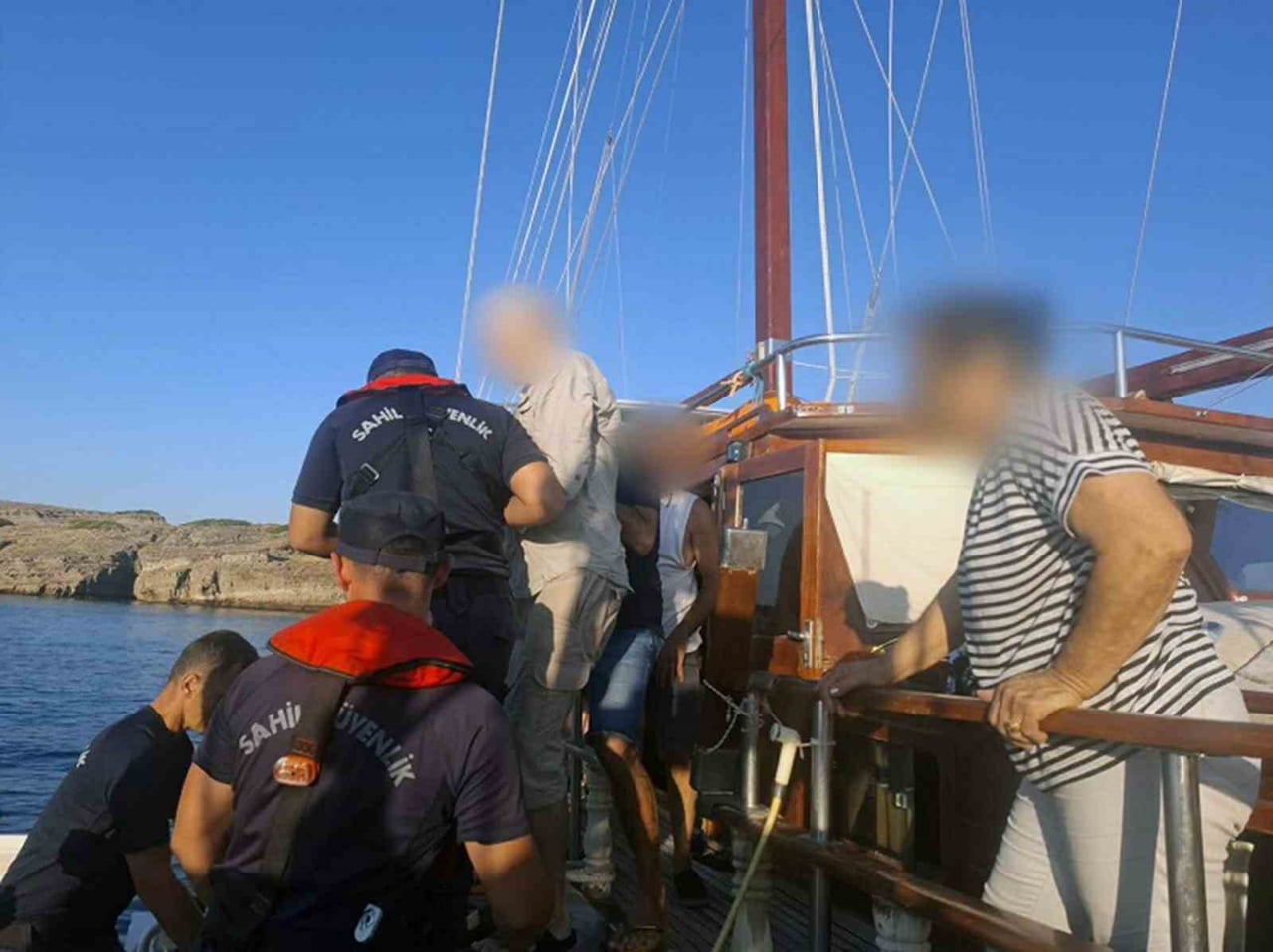 MUĞLA’NIN BODRUM MARMARİS İLÇESİ AÇIKLARINDA SEYREDEN TİCARİ YATLARDA RAHATSIZLANAN İKİ VATANDAŞ...