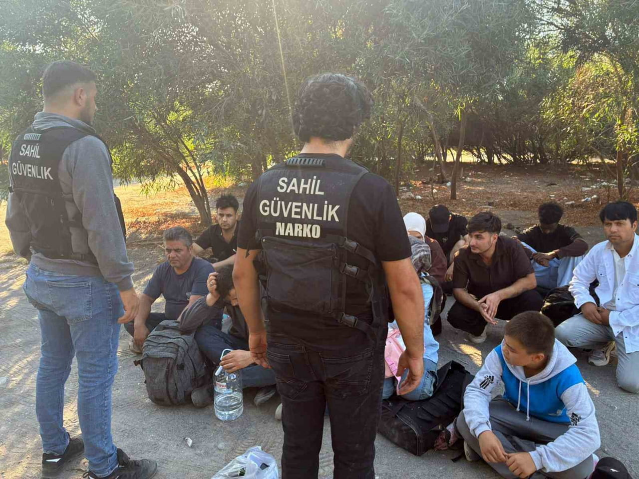 MUĞLA’NIN DALAMAN İLÇESİNDE YASA DIŞI YOLLARDAN YURT DIŞINA ÇIKMAK İÇİN BEKLEYEN 18 DÜZENSİZ...