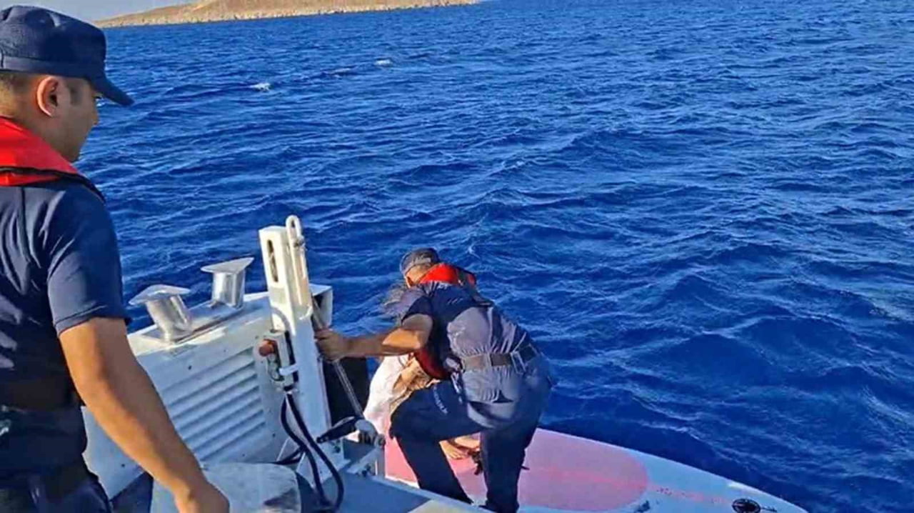 MUĞLA’NIN DATÇA İLÇESİ PALAMUTBÜKÜ AÇIKLARINDA SÖRF İLE DENİZE AÇILAN İKİ KİŞİ RÜZGARIN ETKİSİ İLE...