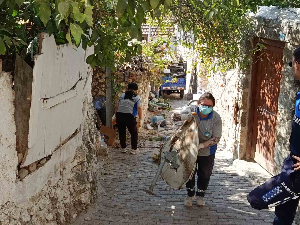 MUĞLA’NIN DATÇA İLÇESİNDE ÇEVREYE KÖTÜ KOKULAR YAYDIĞI VE HAŞERE OLUŞUMUNA NEDEN OLDUĞU BELİRTİLEN...