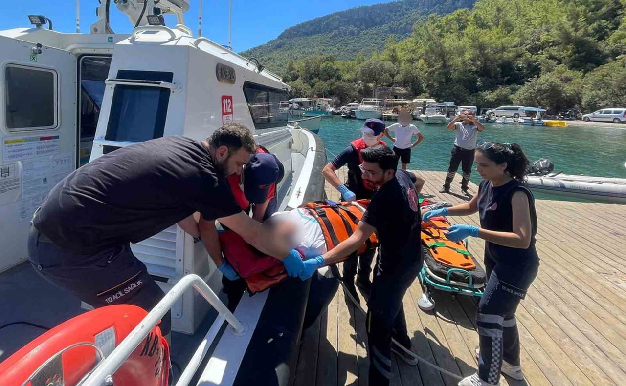 MUĞLA’NIN FETHİYE İLÇESİ AÇIKLARINDA SEYREDEN ÖZEL TEKNEDE YARALANAN BİR VATANDAŞ, SAHİL GÜVENLİK...