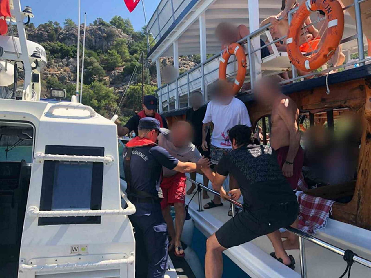 MUĞLA’NIN MARMARİS İLÇESİ AÇIKLARINDA SEYREDEN İKİ AYRI GEZİ TEKNESİNDEN 2 KİŞİ SAHİL GÜVENLİK...