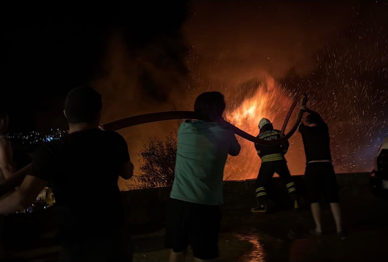 MUĞLA’NIN MENTEŞE İLÇESİNDE METRUK BİR EVDE GECE SAATLERİNDE ÇIKAN YANGIN, İTFAİYE EKİPLERİ VE...