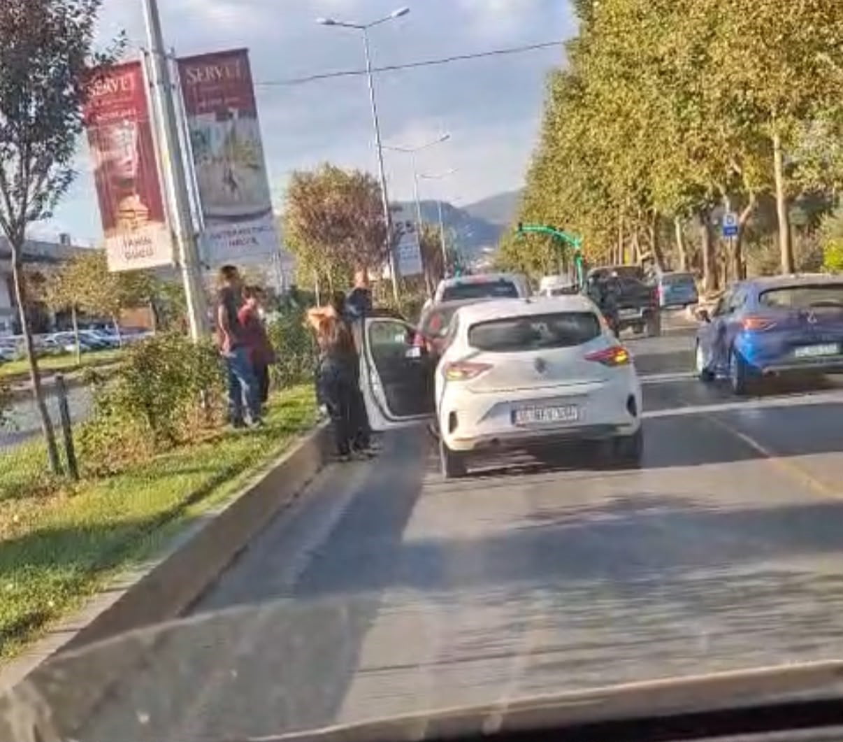 MUĞLA’NIN MENTEŞE İLÇESİNDE UĞUR MUMCU BULVARI ÜZERİNDE 3 ARACIN KARIŞTIĞI ZİNCİRLEME TRAFİK...