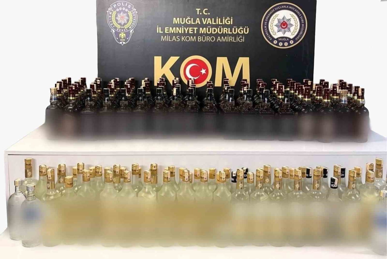 MUĞLA’NIN MİLAS İLÇESİNDE POLİS EKİPLERİNCE GERÇEKLEŞTİRİLEN UYGULAMADA, BİR ARAÇTA GÜMRÜK KAÇAĞI...