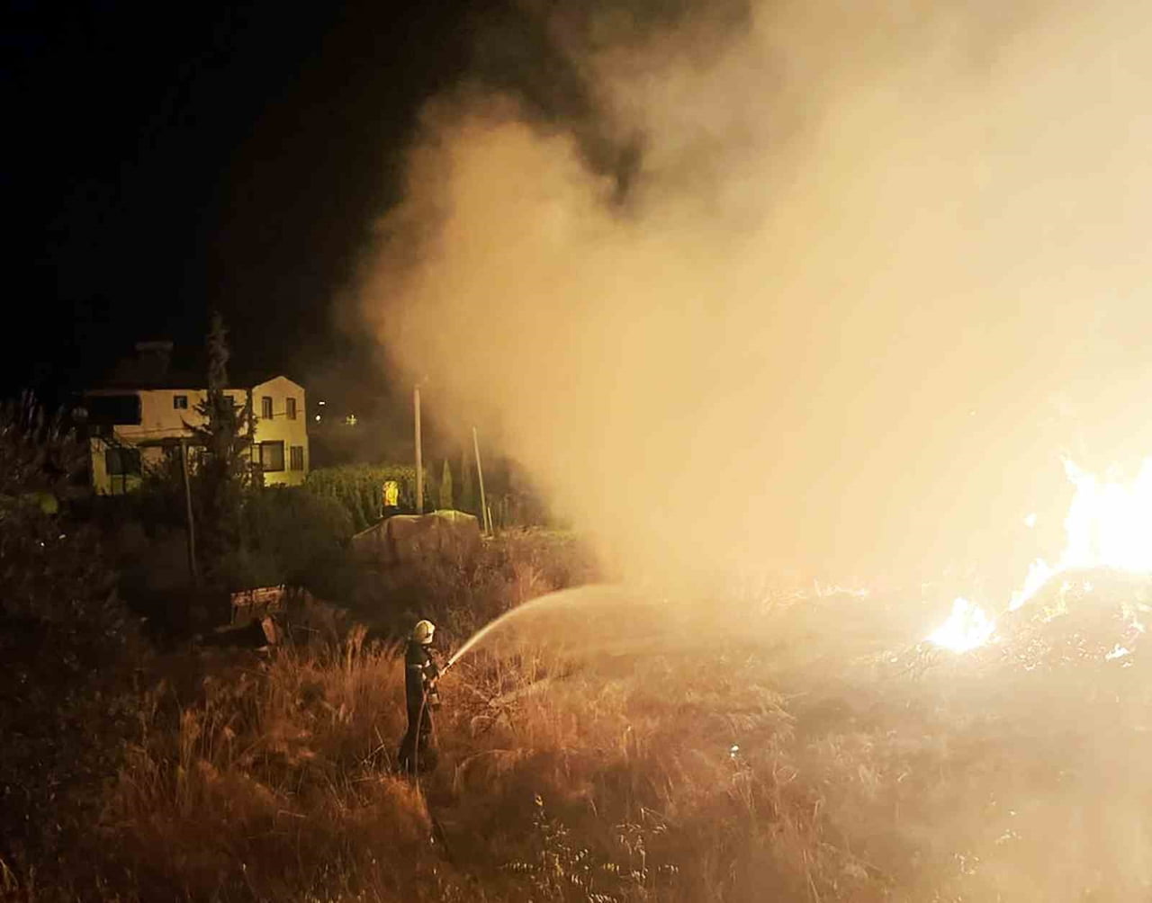 MUĞLA’NIN SEYDİKEMER İLÇESİNE BAĞLI KUMLUOVA MAHALLESİ’NDE, MEZARLIK YANINDA BULUNAN BİTKİSEL ÇÖP...