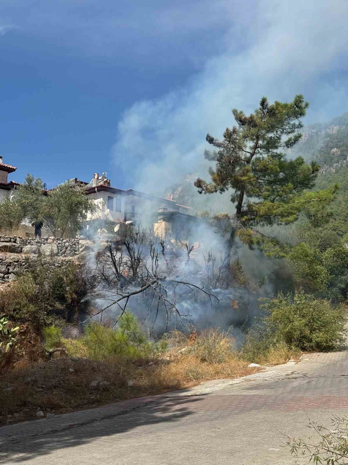 MUĞLA’NIN ULA İLÇESİ AKYAKA MAHALLESİ’NDE EVLERE YAKIN BÖLGEDE ÇIKAN OT YANGINI, İTFAİYE...