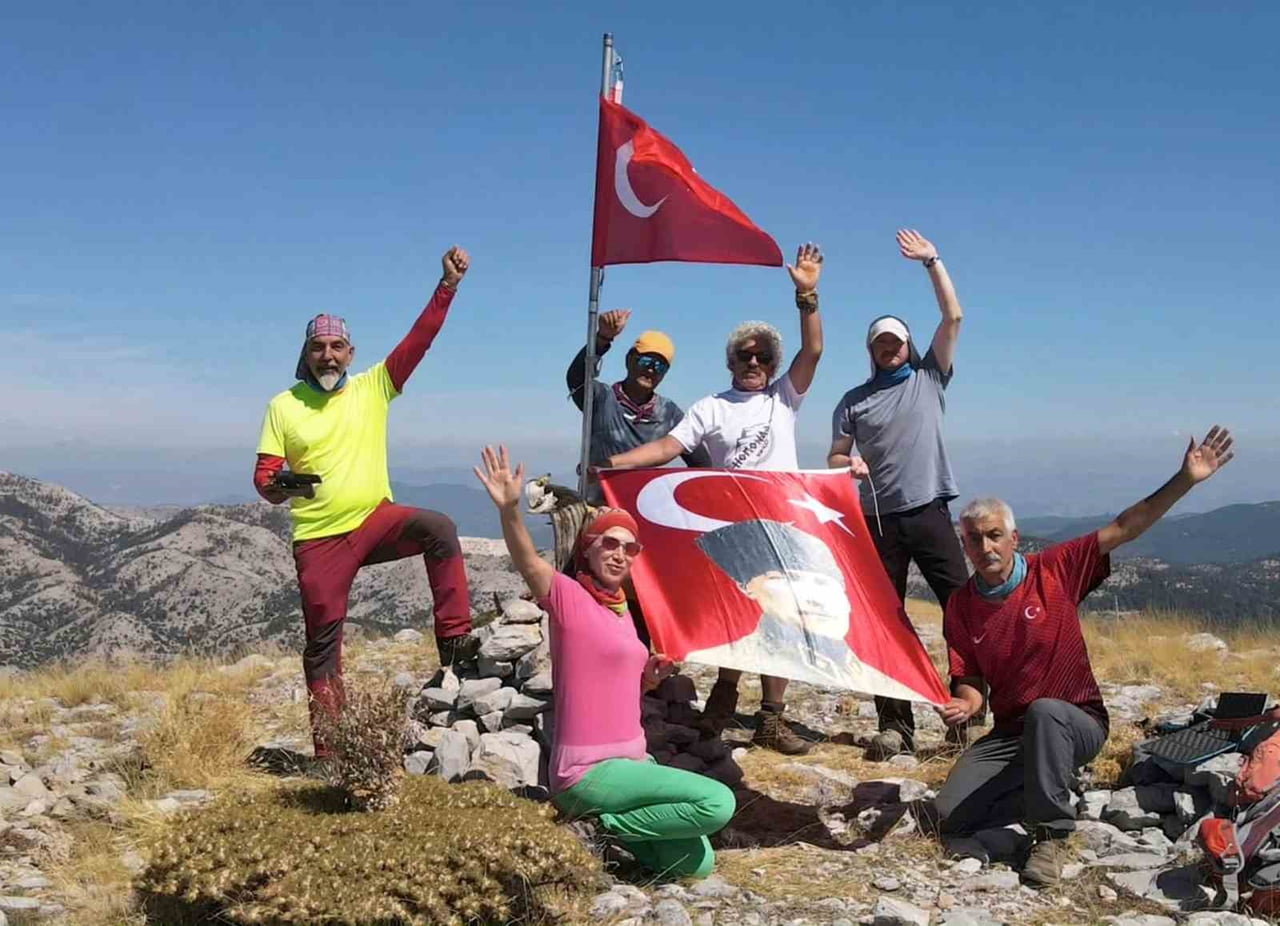 MUĞLALI DAĞCILAR BİN 745 RAKIMLI AYIÇTU ZİRVESİ’NDE GAZİLER GÜNÜ ANISINA BAYRAK...