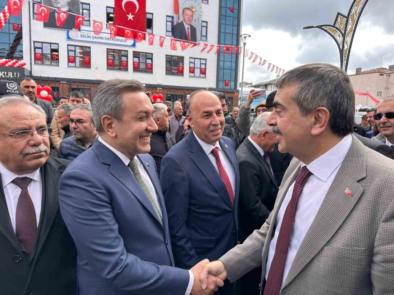 MUHSİN DERE, MİLLİ EĞİTİM BAKANI YUSUF TEKİN'E TEŞEKKÜR ETTİ.