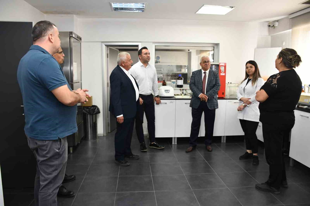 MÜLKİYE BAŞMÜFETTİŞİ DR. ATİLLA ŞAHİN, AYDIN TİCARET BORSASI LABORATUVARI’NI ZİYARET EDEREK...