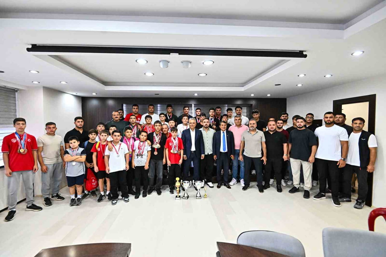MURATPAŞA BELEDİYE BAŞKANI ÜMİT UYSAL, MURATPAŞA BELEDİYESPOR KULÜBÜ’NÜN GÜREŞÇİLERİYLE BİR ARAYA...