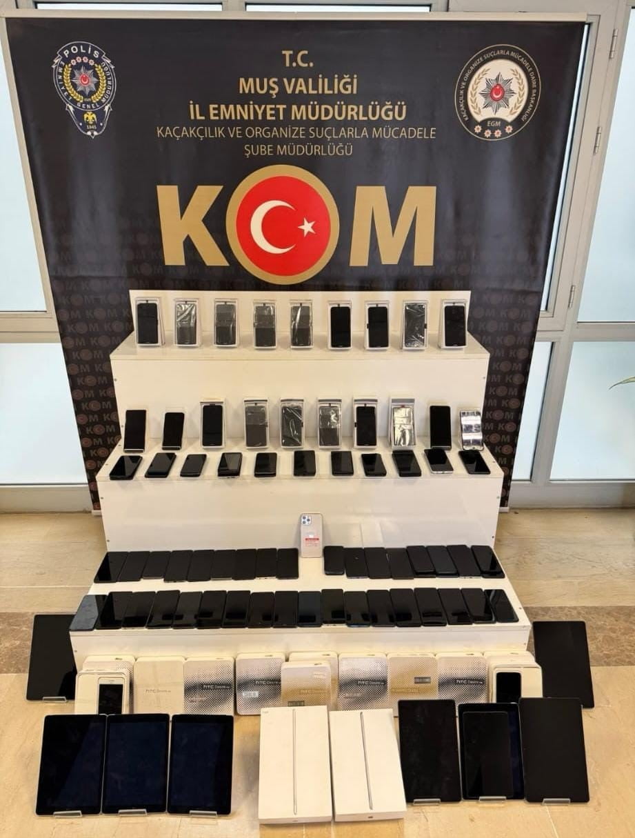 MUŞ'TA BİR ARAÇTA YAPILAN ARAMADA 98 ADET CEP TELEFONU, 11 ADET TABLET VE 20 KİLOGRAM NARGİLE...