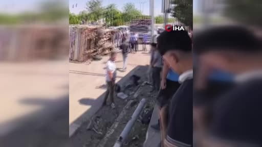 Muş'ta kamyonet trafik sinyalizasyon direğine çarptı: 3'ü çocuk 5 yaralı