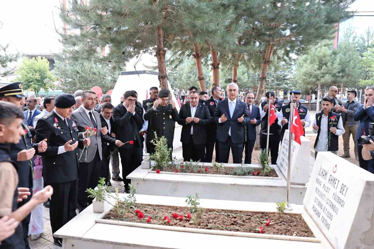 MUŞ’TA 19 EYLÜL GAZİLER GÜNÜ DOLAYISIYLA GARNİZON ŞEHİTLİĞİ’NDE TÖREN DÜZENLENDİ.