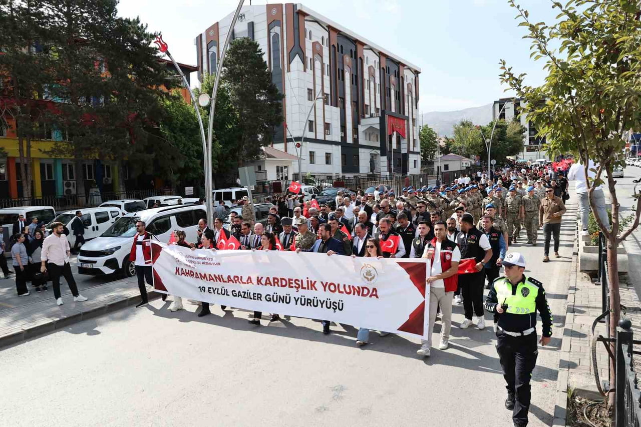 MUŞ’TA 19 EYLÜL GAZİLER GÜNÜ ETKİNLİKLERİ KAPSAMINDA YÜRÜYÜŞ GERÇEKLEŞTİRİLDİ.