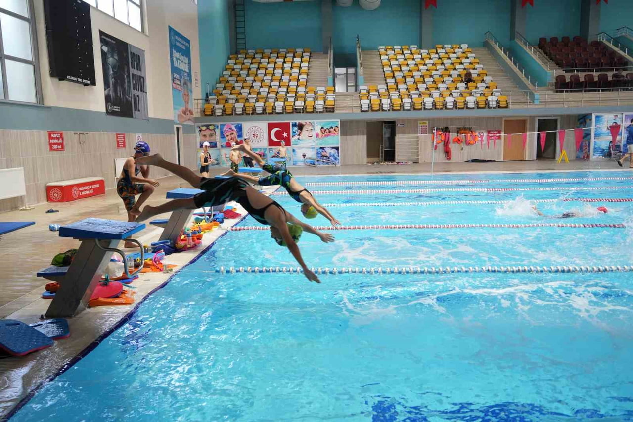 MUŞ’TA GENÇLİK VE SPOR BAKANLIĞI (GSB) SPOR OKULLARI KAPSAMINDA AÇILAN YÜZME KURSLARINA ÇOCUK VE...