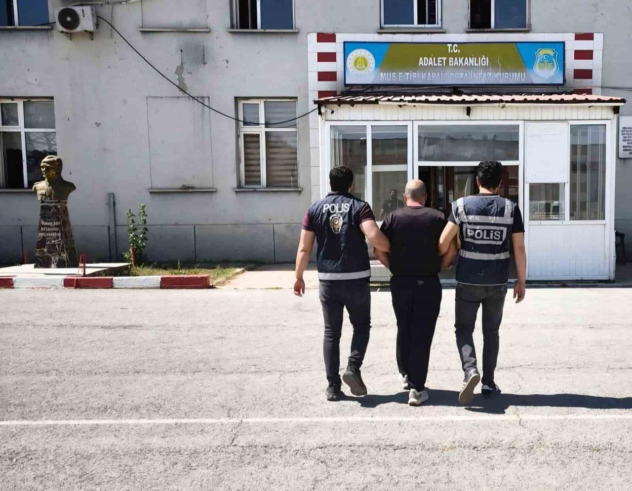 MUŞ’TA HAKKINDA "SİLAHLA TEHDİT" SUÇUNDAN 4 YIL 2 AY KESİNLEŞMİŞ HAPİS CEZASI BULUNAN VE ARANAN...