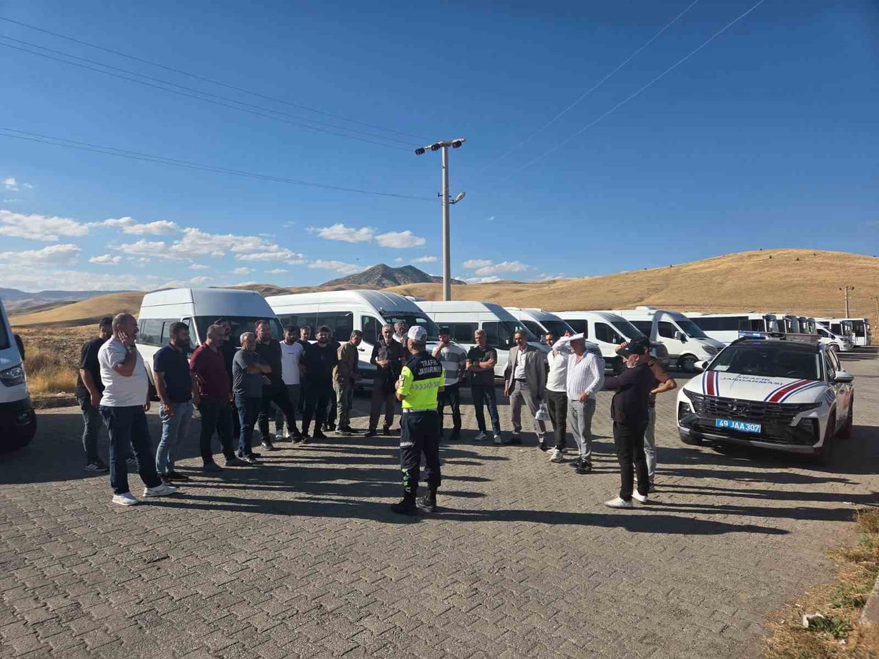 MUŞ’TA JANDARMA TRAFİK EKİPLERİ TARAFINDAN OKUL SERVİS ARAÇLARINA YÖNELİK DENETİM...
