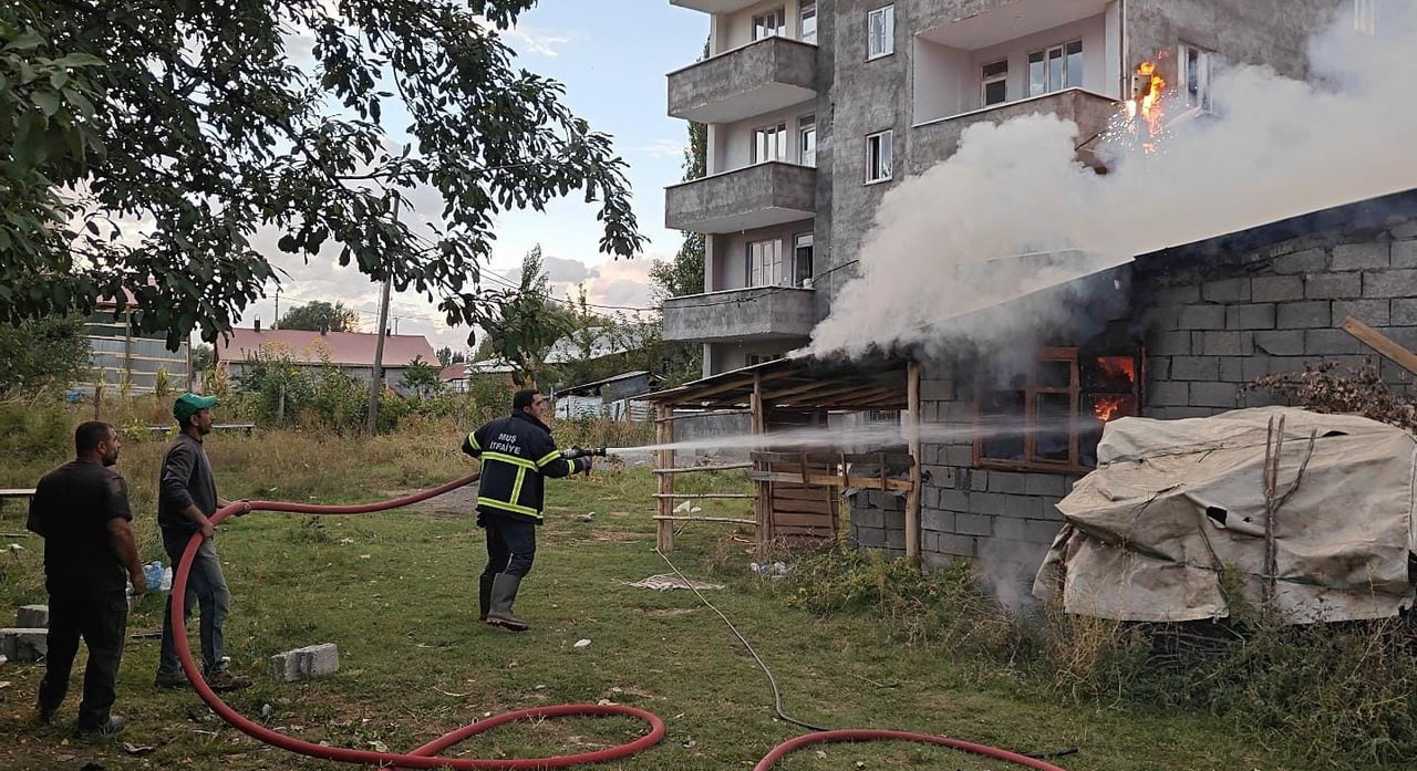 MUŞ’TA MÜSTAKİL BİR EVİN ODUNLUK VE TANDIRLIK BÖLÜMÜNDE ÇIKAN YANGIN, İTFAİYE EKİPLERİNİN...