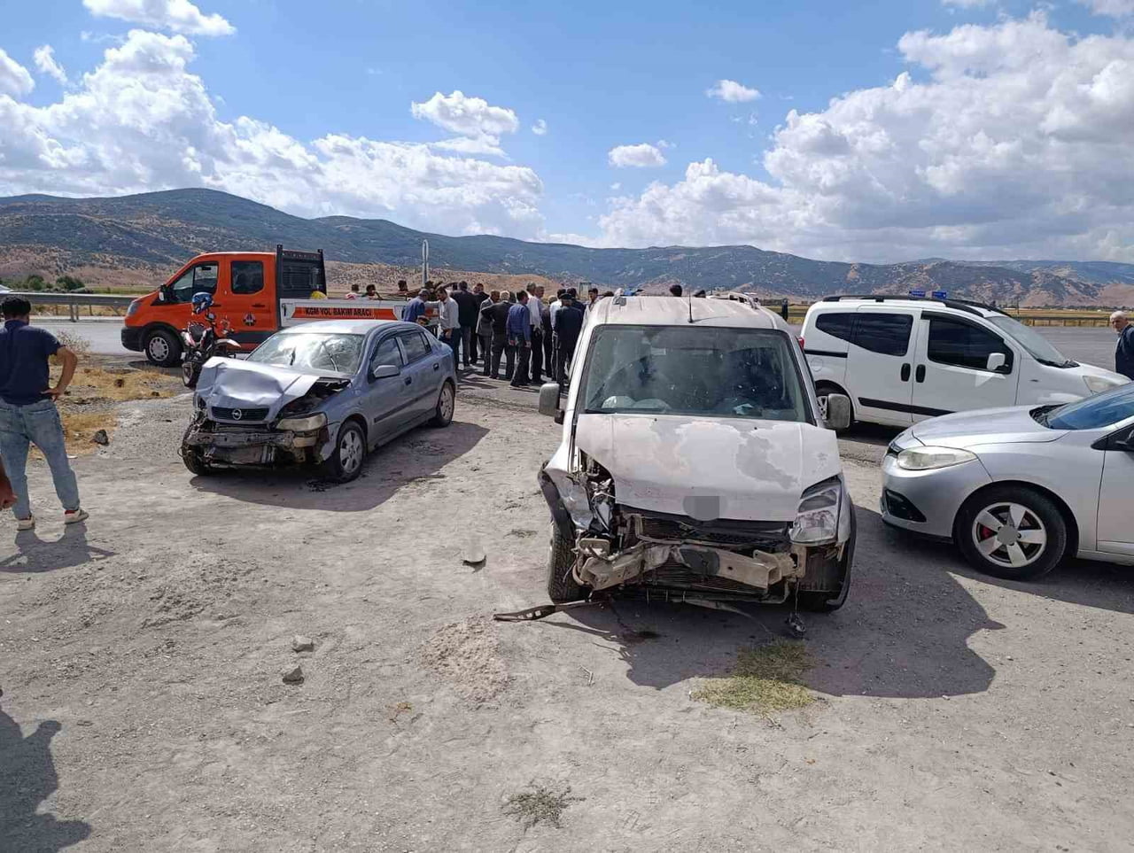MUŞ’TA OTOMOBİL VE HAFİF TİCARİ ARACIN ÇARPIŞMASI SONUCU MEYDANA GELEN TRAFİK KAZASINDA 2 KİŞİ...